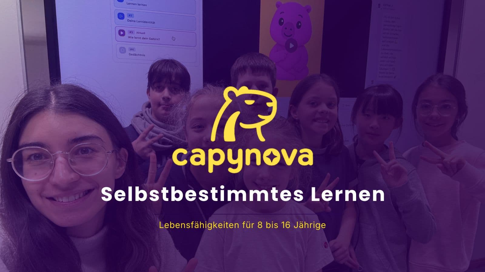 Ani mit Kindern vor der Capynova-Lernplattform